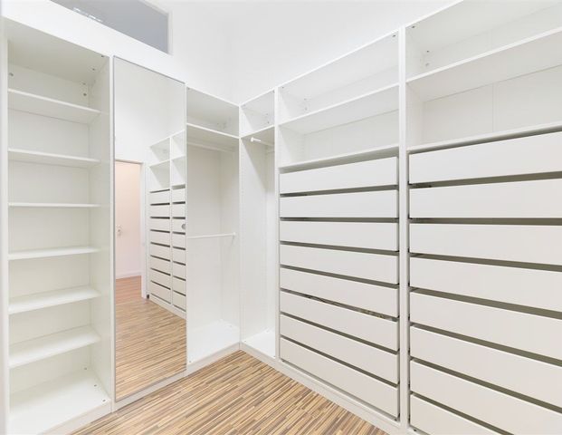 Große, exklusive barrierefreie Schlosswohnung mit modernen Einbauküchen, großem eigenem Garten, mehreren Tageslichtbädern und Park! - Photo 1