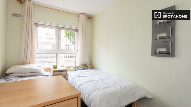 Bed in a twin room in a 2-bedroom flat in Silicon Docks - Photo 1