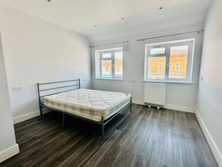 3 bedroom flat to rent - Photo 3