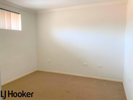 Modern 2 bedroom Townhouse with private yard - Photo 4