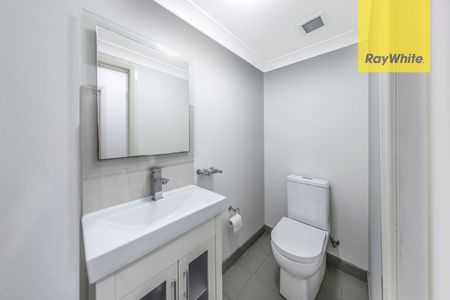 Modern 3 bedroom townhouse. Large, private, sunny courtyard. - Photo 4