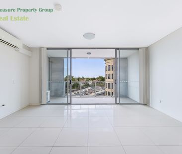 Modern Split-Level 2 Bedroom Apartment with Parking Prime Location - Photo 2