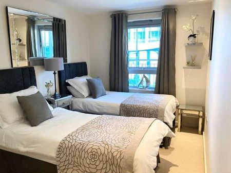 Woking, Surrey, GU21 - Photo 3