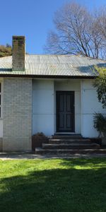 Convenient Three Bedroom Home - Photo 3