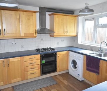 3 bedroom end of terrace house to rent - Photo 3