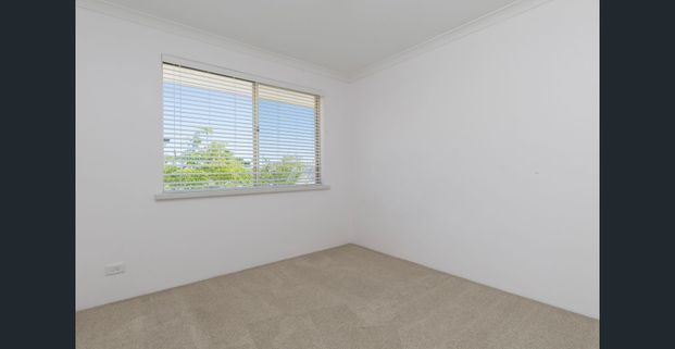 LOVLEY TOWNHOUSE IN EXCELLENT LOCATION!! - Photo 1