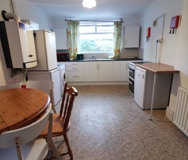 3 bedroom flat to rent - Photo 4