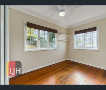 17 Quill Street, Stafford Heights, Qld 4053 - Photo 3