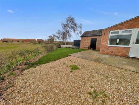 2 bedroom semi-detached house to rent - Photo 4