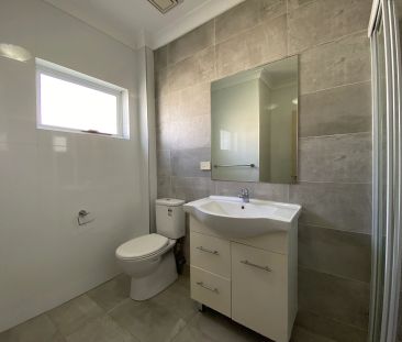 Split Level One Bedroom Apartment with Courtyard - Photo 6