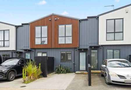 Modern 3-Bedroom, 2-Bathroom Townhouse in Totara Heights - Photo 3