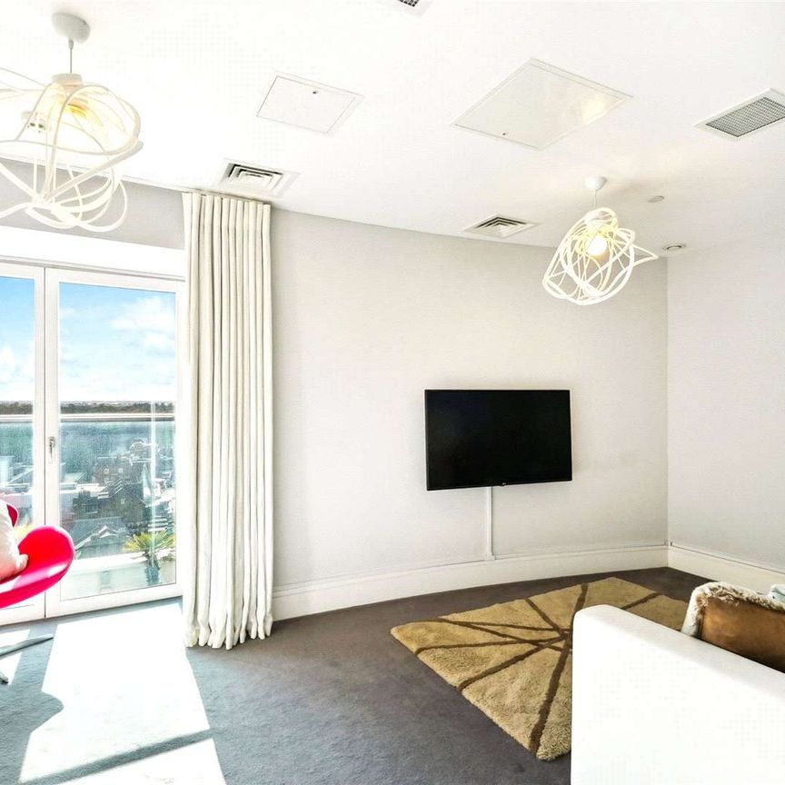 SHORT LET. Luxury two bedroom, two bathroom penthouse flat with breath-taking views of London in the heart of Clapham - Photo 1