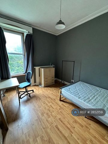 3 bedroom flat to rent - Photo 4