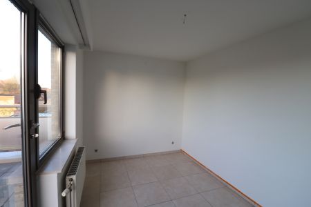 Een appartement op de 1ste verdieping rechts met 2 slaapkamers, terras, garage en autostaanplaats. - Foto 4