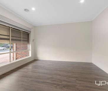 LARGE FAMILY HOME IN A CONVENIENT LOCATION! - Photo 4