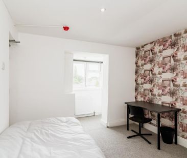 8 bedroom semi-detached house to rent - Photo 3