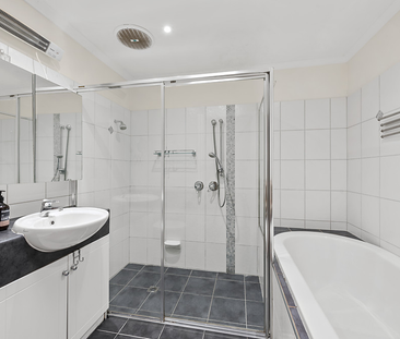 Family home in the perfect location - Photo 4