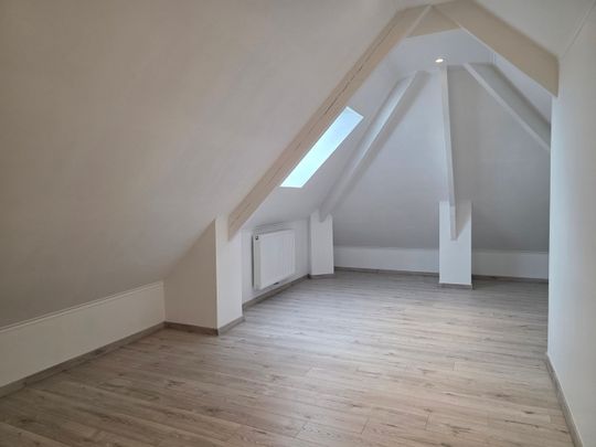 Gerenoveerde woning met drie slaapkamers en garage - Photo 1