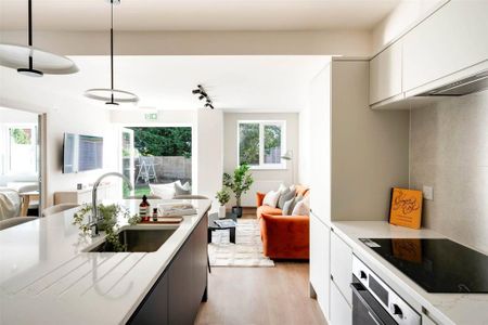 8 bedroom semi-detached house to rent - Photo 3