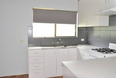 FRESHLY RENOVATED IN CENTRAL LOCATION - Photo 4