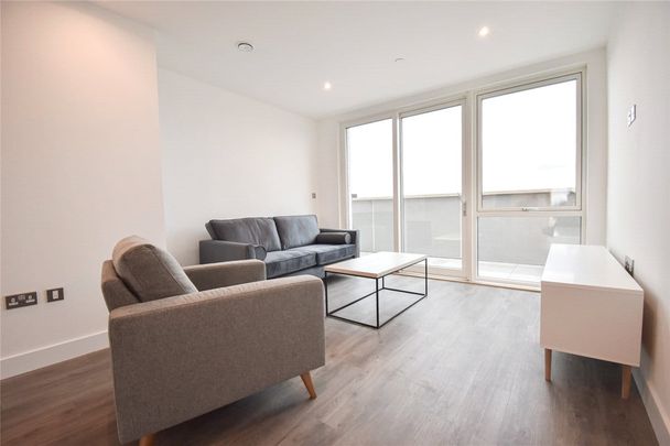 A stunning 2 bedroom Penthouse apartment situated in the prestigious "Icon" development in Eddington, Cambridge. Amtico flooring and under floor heating. Secure parking. Furnished. - Photo 1