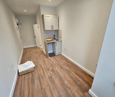 Studio Flat, Garfield Road, SW11 - Photo 2