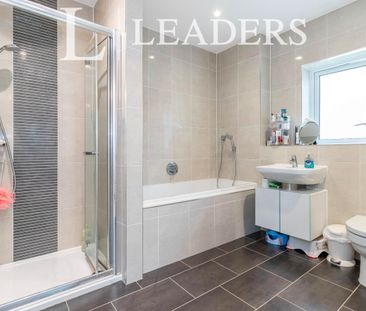4 bedroom house to rent Richmond Crescent, KT19 - Photo 3