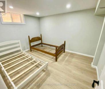 248 HOWARD CRESCENT - Photo 1