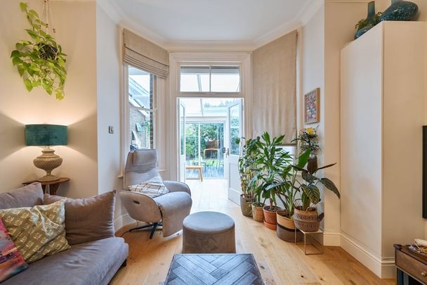 3 bedroom flat to rent - Photo 1