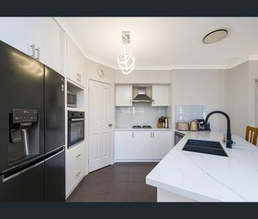 Fully Furnished and Equipped, Three-Bedroom Townhouse in Victoria Park - Photo 3