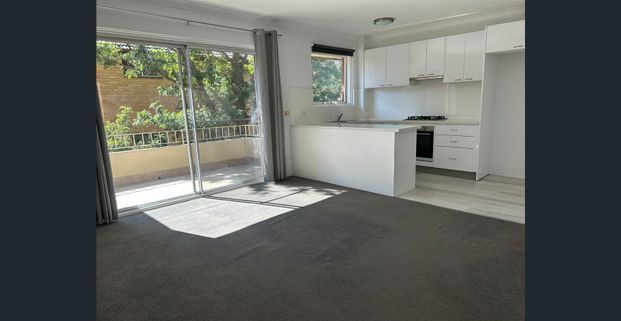 Spacious One-Bedroom Apartment with Lock-Up Garage and Storage – Popular Dee Why Location - Photo 1