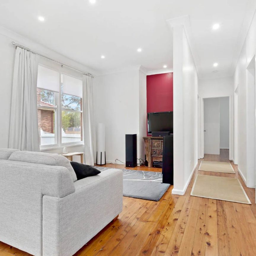 CHARMING 2 BEDROOM HOME - Photo 1