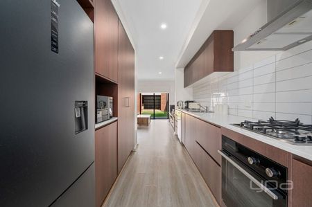 MODERN AND STYLISH TOWNHOUSE TWO BEDROOMS - Photo 4