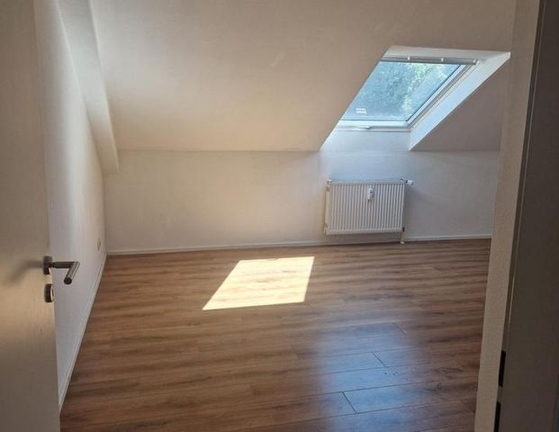 Helle Dachgeschosswohnung mit Charme - Photo 1