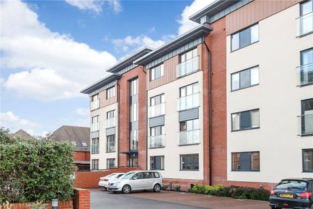 Top floor apartment with rooftop views over Newbury, in the heart of the town centre - Photo 5