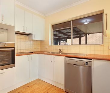 Fresh, Bright & Move-in Ready Three Bedroom Home! - Photo 5