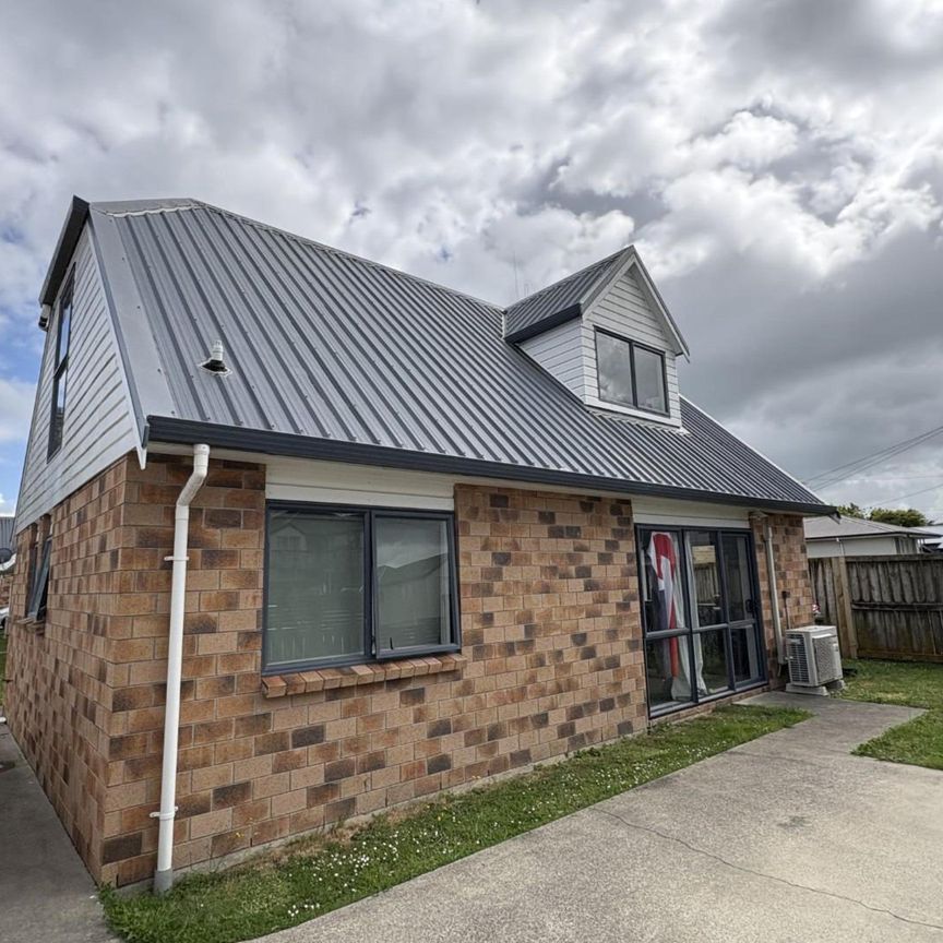 Spacious Four-Bedroom Townhouse - Hamilton East - Photo 1