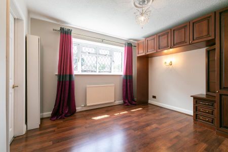 4 bedroom detached house to rent - Photo 3