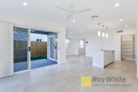 3 Spring Lane, Helensvale QLD 4212 - House For Rent - $1,000 | Domain - Photo 3