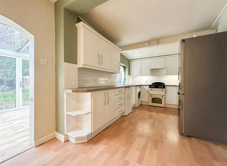 3 bedroom character property to rent - Photo 4