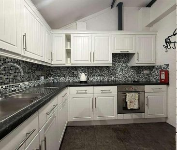 Avenue House, Searle Street, Crediton, Devon, EX17 - Photo 3