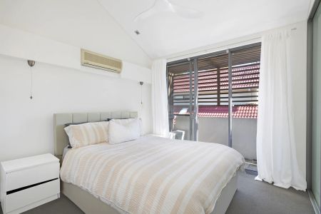 Position Perfect North Facing 1 Bedroom Plus Study Townhouse In The Heart Of Randwick- Air-Conditioned - Photo 4