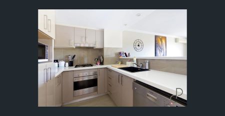 Ultra Convenient two bedroom apartment - Photo 2