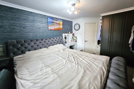 25 Pear Tree Road, Addlestone - 4 bedrooms Property for lettings - Seymours - Photo 2