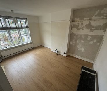 3 Bed Detached House, Elm Park Road, SE25 - Photo 2