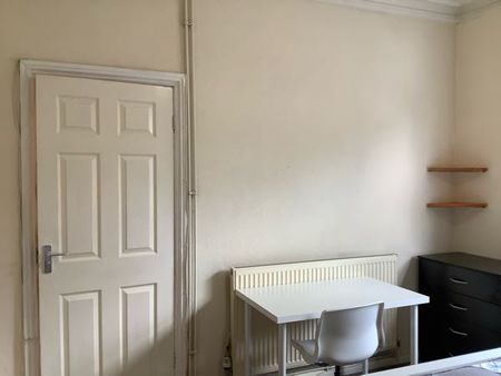 3 Bedroom End Of Terrace To Rent in City Centre - Photo 3