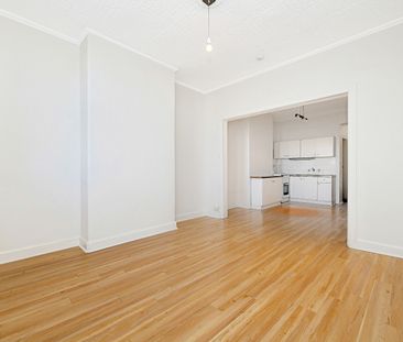 Spacious Two-Level Home With Courtyard & Parking - Steps from Sydne... - Photo 2