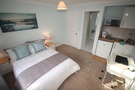 1 bedroom in a house share to rent - Photo 2