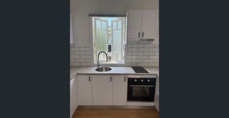 Spacious one bedroom unit with air-conditioning! - Photo 4