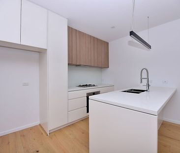 Light Filled Modern Townhouse - Photo 2